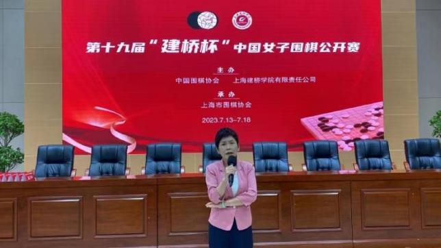 性女公司跪着伺候被调教